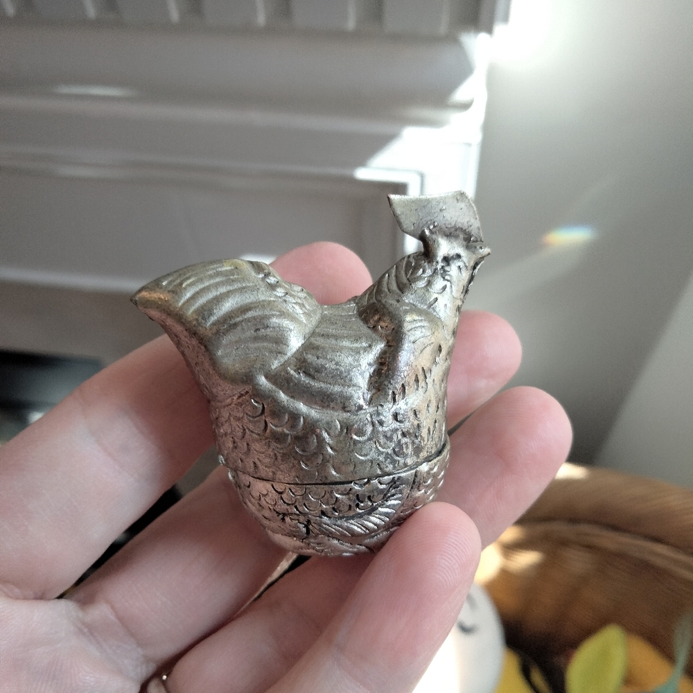 Vintage metal rooster trinket box pill box hand-made - Picture 6 of 9